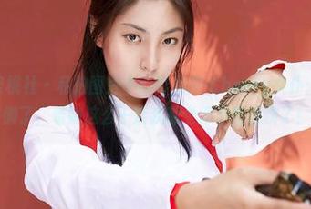 MiiTao蜜桃社 - 私拍图片中的绯月樱-Cherry女仆：我又想偷懒了，看她这么干活我都觉得不想洗碗了！