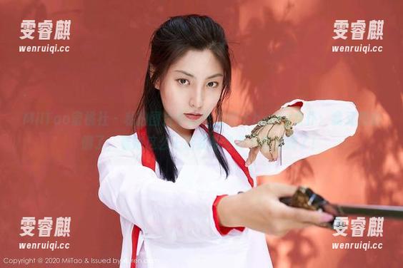 MiiTao蜜桃社 - 私拍图片中的绯月樱-Cherry女仆：我又想偷懒了，看她这么干活我都觉得不想洗碗了！