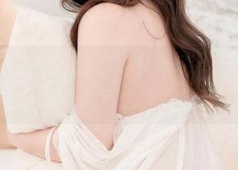 发现高清图包，这位懒女仆Sia(시아)真的在忙些什么吗？还是在玩音乐？