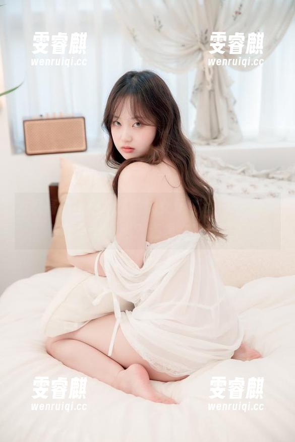 发现高清图包，这位懒女仆Sia(시아)真的在忙些什么吗？还是在玩音乐？
