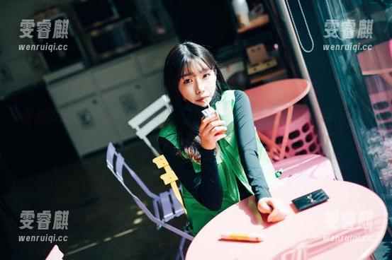 在沙发上约会？Sonson(손손)的Loozy美图合集告诉你不止是吃零食！