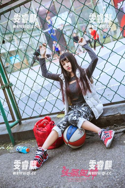 TouTiao头条女神 - 不怕风的皮衣英雄！梁芮溪套图大放送，今天你爱她了吗？