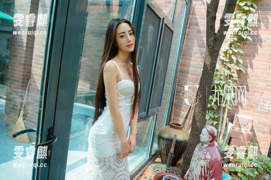 UGirls尤果网-孟狐狸 UGirls尤果网 - 透过水面,看看孟狐狸的浴缸原图,波澜不惊的美!