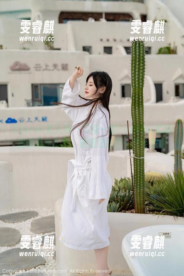 Xiuren秀人网 - 下载一套FoxYini孟狐狸的黑丝套图，顺便送自己一个小惊喜