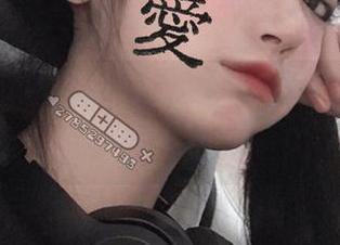 在佳佳好难啊蓝色吊带体操服里，发现了新一季写真套图的运动范儿！
