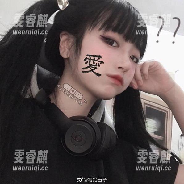 在佳佳好难啊蓝色吊带体操服里，发现了新一季写真套图的运动范儿！