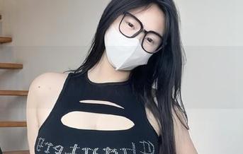 微密圈 - 可爱的肉巴的连体衣：私拍图包散发的那种微妙诱惑