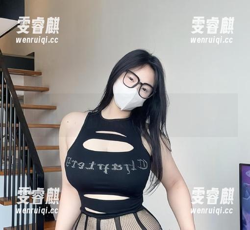 微密圈 - 可爱的肉巴的连体衣：私拍图包散发的那种微妙诱惑