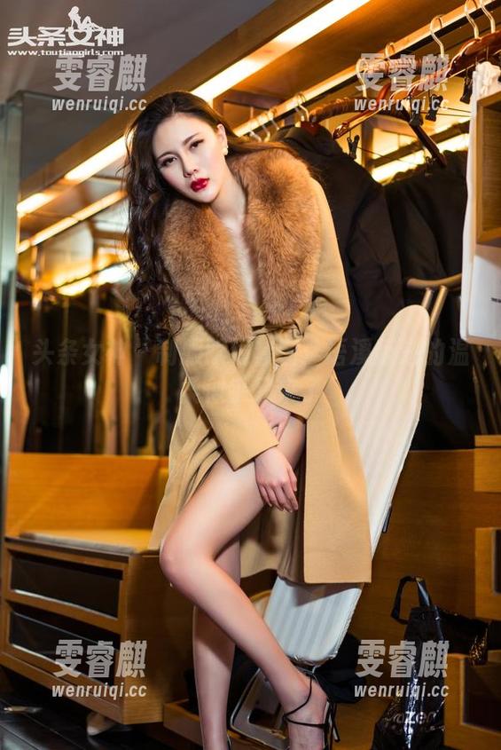 头条女神 - 制服眼镜套图：语溪叛逆的温柔似乎又来了