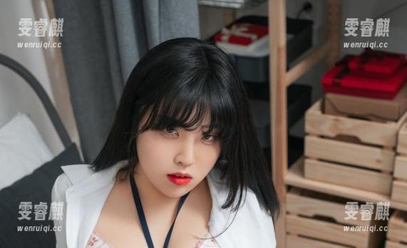 当宋哈娜(송하나)穿上微型比基尼，来一场无圣光的美图对决！