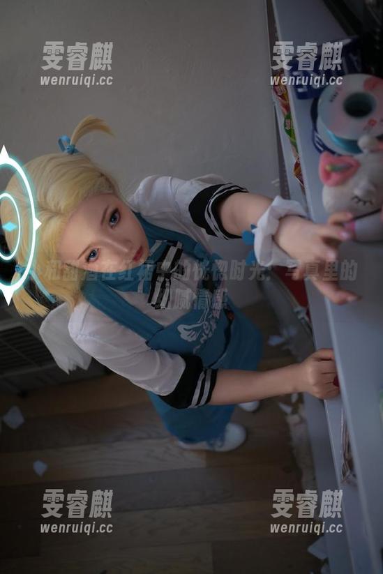 小和甜酒在红裙中的恍惚时光：写真里的细腻情感