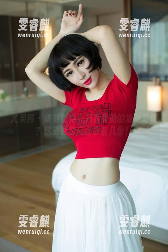 尤果网 - 谁能拒绝一只香蕉船的泳池写真？这资源我应该多备几份！