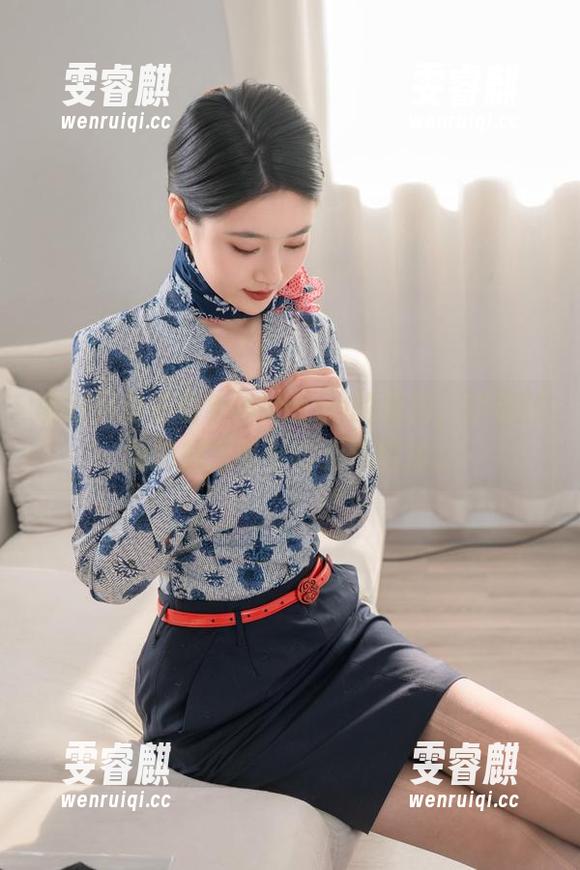 说好只是看看年年Nnian的私拍，却被制服的魅力吸引得无法自拔。