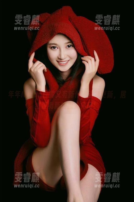 年年Nnian白露又有新作，图集更新，居然还有新的撩人角度！