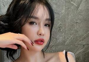 微密圈 - 下载张鑫baby学姐的写真，仿佛她就在我身边，感觉微妙又安静！