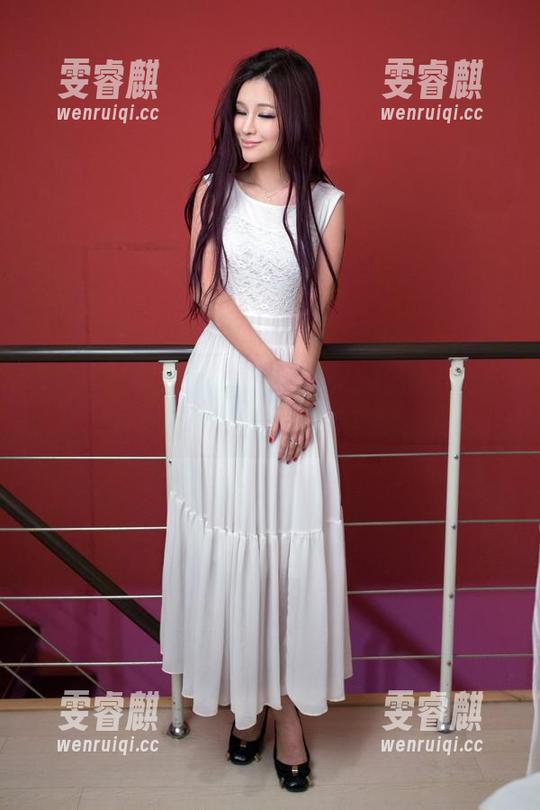 推女郎 - 闹啥呢？看Yu佳妮的温柔私拍，生活瞬间变得安静且美好！