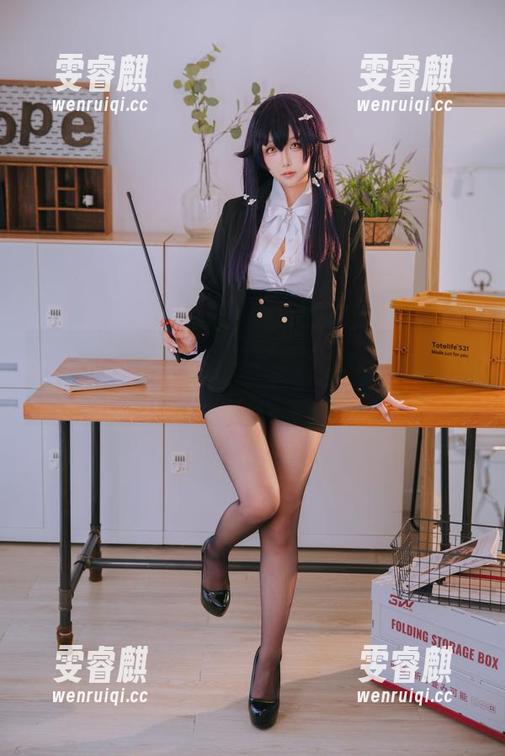 日奈娇的皮质女仆写真，cos中潜藏着的冷峻与诱惑