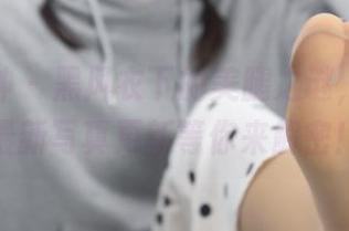 梦丝女神 - 黑风衣下的美腿之谜，小盐的最新写真更新等你来解密！