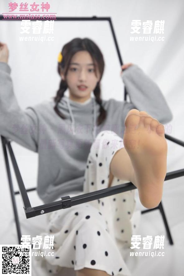 梦丝女神 - 黑风衣下的美腿之谜，小盐的最新写真更新等你来解密！