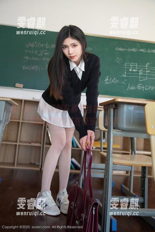 秀人网 - 唐翩翩在裤里丝的陪伴下，关于写真原图的那些傻乐与惊喜！