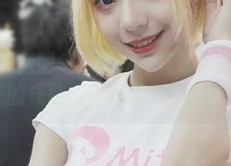 舞小喵最新图包：她的红裙让人想起了西红柿的成熟，简直是视觉的美味！