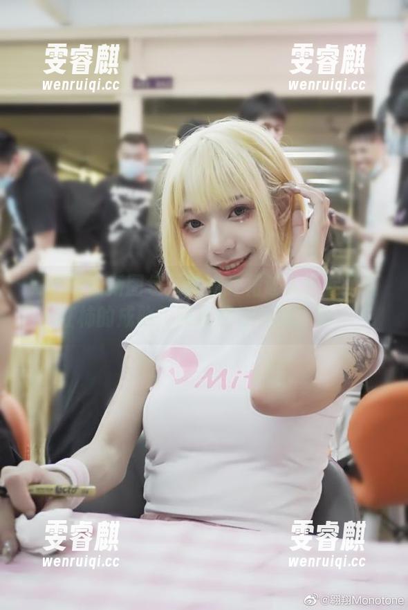舞小喵最新图包：她的红裙让人想起了西红柿的成熟，简直是视觉的美味！