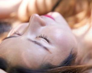 蜜桃社 - 真希短裙图集：感觉每一张都像在说‘快来看看我有多迷人’！