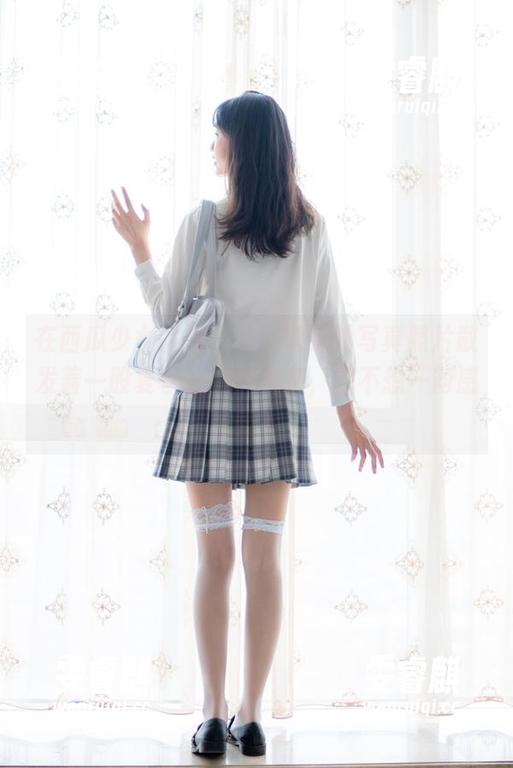 在西瓜少女的镜头下，穹妹的写真照片散发着一股夏季的慵懒气息，想不想一同感受？