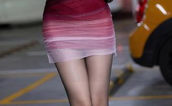 语画界 - 观看安可儿的浴袍，你会想：我是不是也该买一件，开启我的休闲模式？