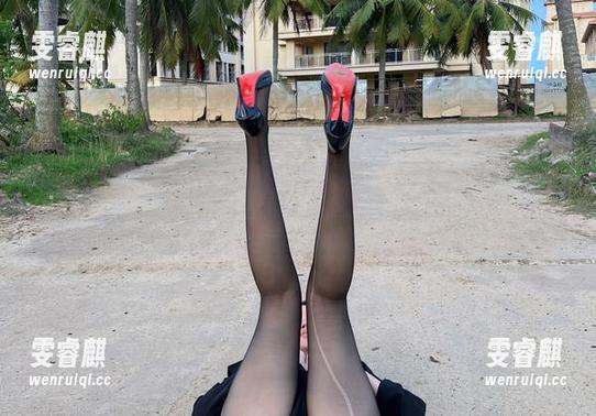 微密圈 - 全集写真：迷人的五姨太窝在户外帐篷的那些事儿，保证你看完想去露营！