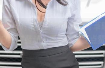 一张高清图片搞定你的审美，香草喵露露的白绿套装让人忍不住想要点赞。