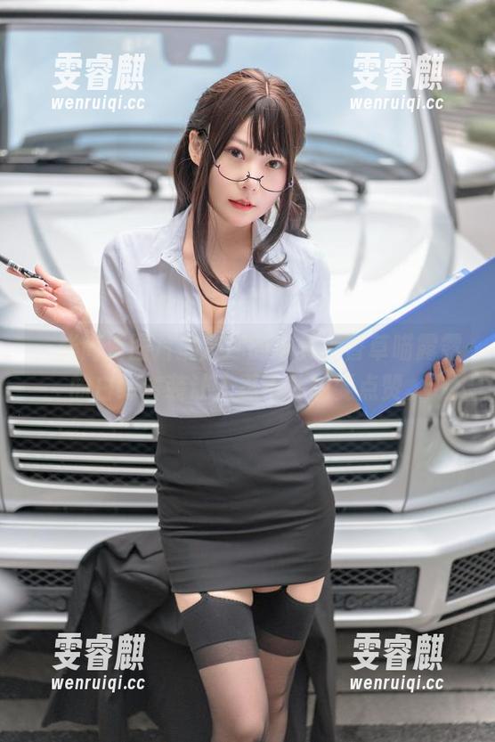 一张高清图片搞定你的审美，香草喵露露的白绿套装让人忍不住想要点赞。