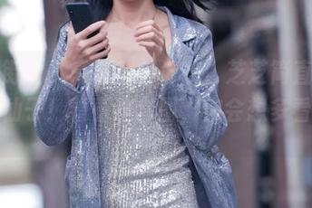 魔镜街拍 - 高清蓝色泳衣，芝芝简直就是水中仙子！看看这套图，你会想多看几眼。