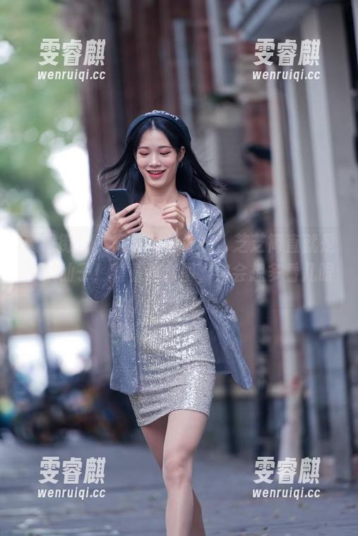 魔镜街拍 - 高清蓝色泳衣，芝芝简直就是水中仙子！看看这套图，你会想多看几眼。
