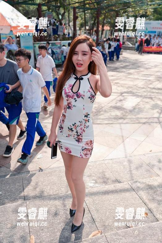 油亮紧身裙说：'来吧，私拍我一张，让魔镜街拍帮你实现时尚梦！'
